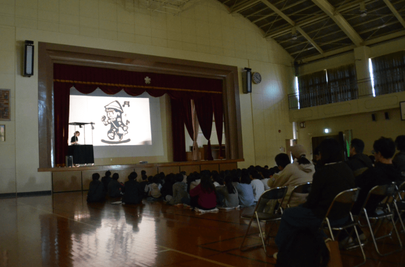 施設での公演の様子